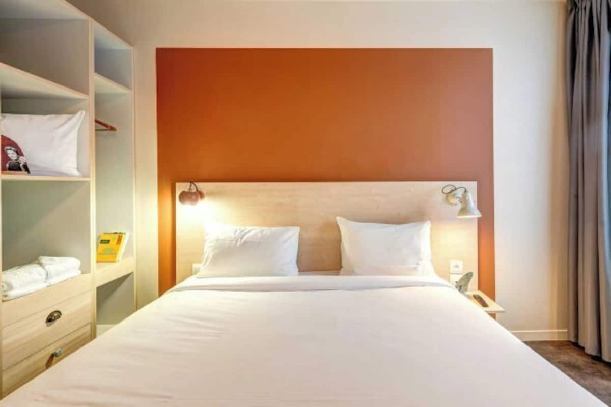 In-room safe, desk, soundproofing, free WiFi