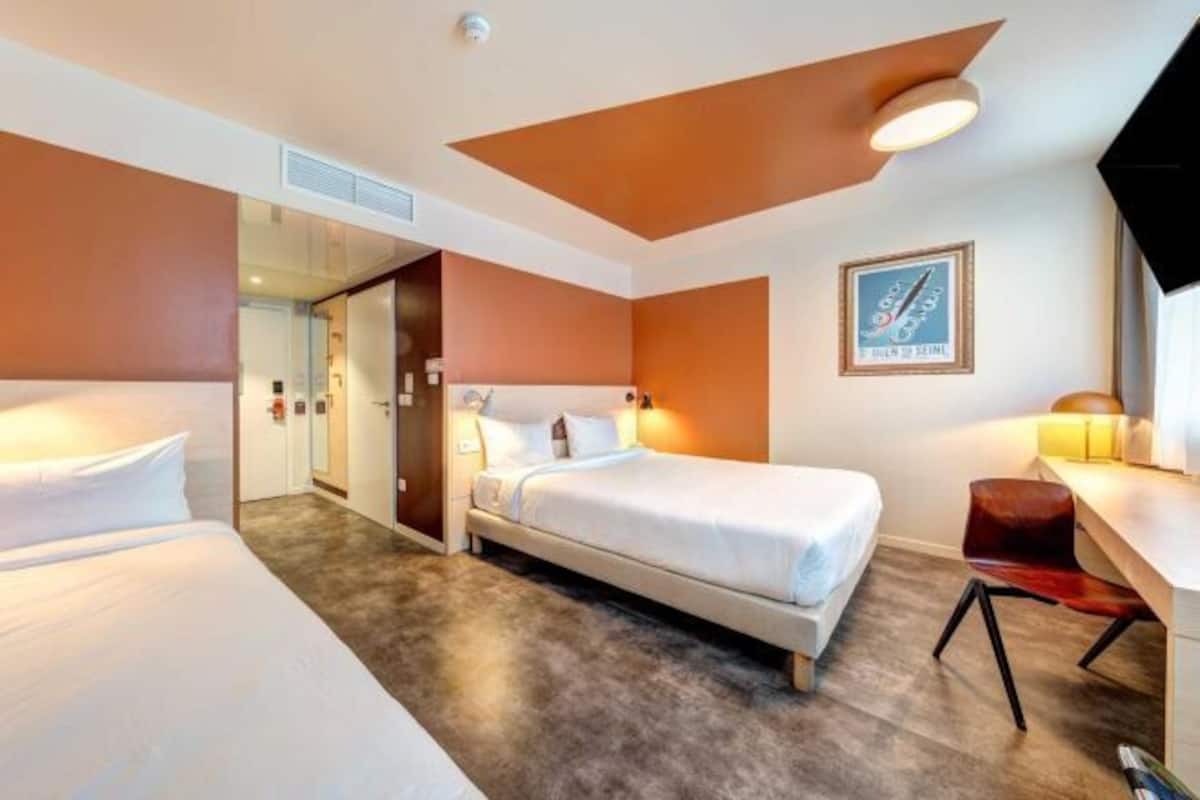 In-room safe, desk, soundproofing, free WiFi