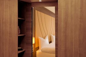 Standard-Apartment | Zimmersafe, Schreibtisch, laptopgeeigneter Arbeitsplatz