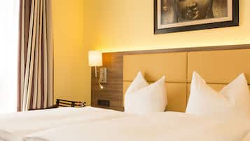 Deluxe-Doppel- oder -Zweibettzimmer | Zimmersafe, Schreibtisch, laptopgeeigneter Arbeitsplatz