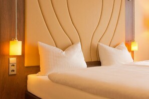 In-room safe, desk, laptop workspace, soundproofing - NAAM Hotel & Apartments Frankfurt (Frankfurt)