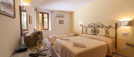 Quarto triplo | Roupas de cama premium, frigobar, cofres nos quartos, escrivaninha