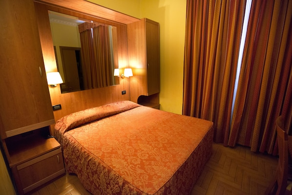 Habitació doble bàsica, 1 llit doble | Escriptori, wifi gratuïta i roba de llit
