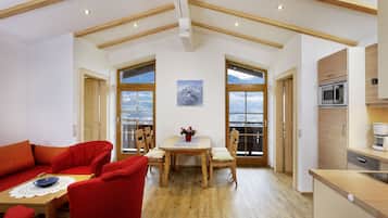 Familie appartement, 2 slaapkamers, 2 badkamers | Woonkamer | Een 50-cm flatscreentelevisie met satellietzenders en televisie