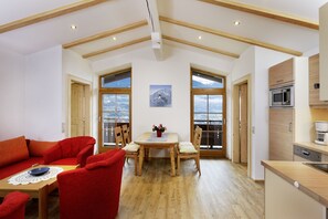 Family Apartment, 2 Bedrooms, 2 Bathrooms | Living room | 50-cm flat-screen TV with satellite channels, TV - Bio-Bauernhof Vordergugg (Mittersill)