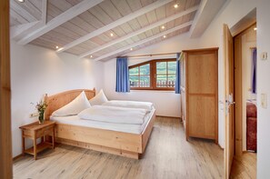 Bloc d'apartaments panoràmic, 1 llit de matrimoni gran, terrassa, vistes a la vall | Roba de llit hipoal·lergògena, cobrellits i escriptori 