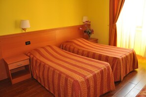 Escritorio, wifi gratis y ropa de cama