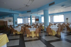 Daily buffet breakfast for a fee