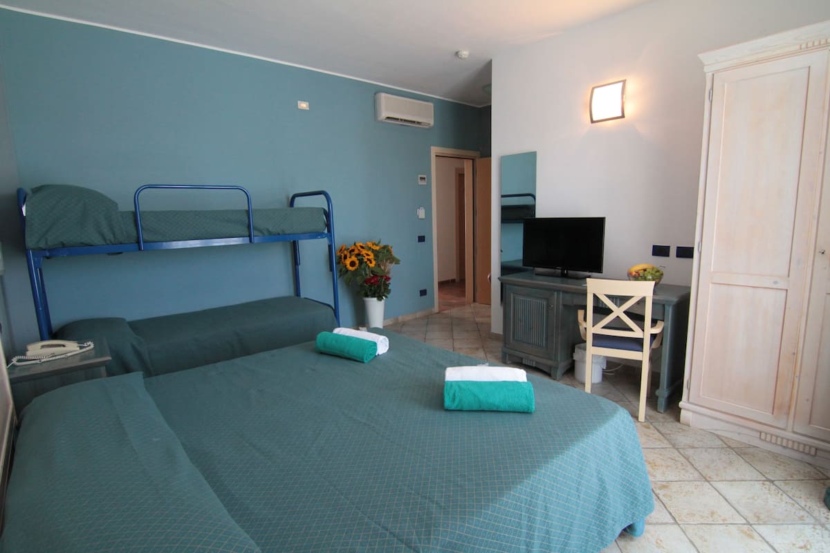Caja de seguridad en la habitación y escritorio