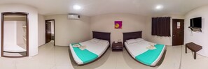 Habitación estándar, 2 camas dobles | Caja fuerte, escritorio, tabla de planchar con plancha y wifi gratis