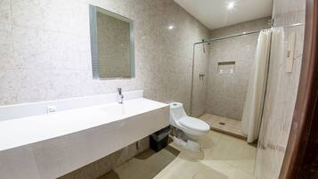 Douche, articles de toilette gratuits, sèche-cheveux