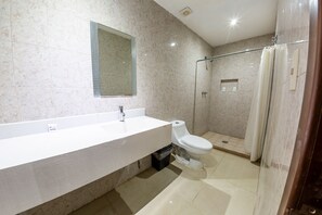Shower, free toiletries, hair dryer, towels - Hotel Villamar (Veracruz)