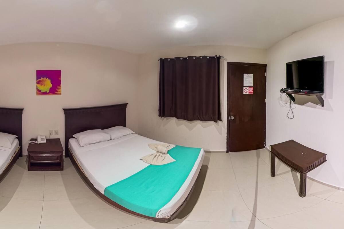 Caja de seguridad en la habitación y escritorio