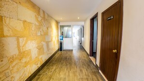 A hallway with marble walls, a water dispenser, and a door labeled "Lobby". - Hotel Villamar (Veracruz)
