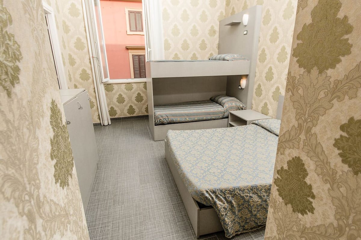 In-room safe, soundproofing, free WiFi, bed sheets