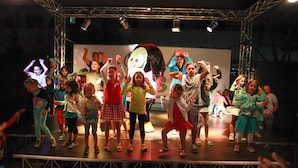 Un escenario con un grupo de personas actuando.