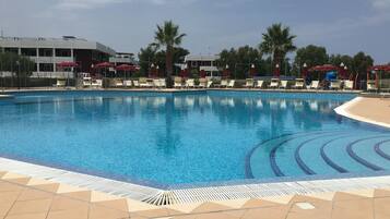Una piscina al aire libre