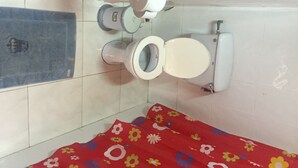 Et badeværelse med toilet, bidet og bruseniche.