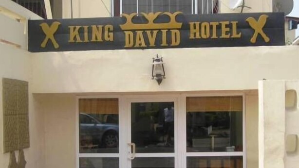 Et hotel kaldet "King David Hotel" med et skilt, der viser et krone-symbol.