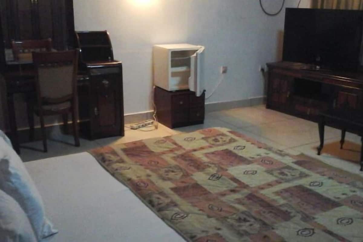 Doppia Premier | Biancheria da letto di alta qualità, una scrivania, ferro/asse da stiro