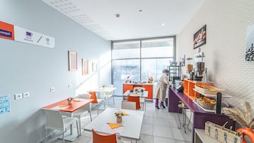 Se ofrece un desayuno bufé (7.00 EUR por persona)