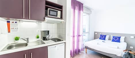 Studio (Double) | Desk, blackout curtains, soundproofing, iron/ironing board