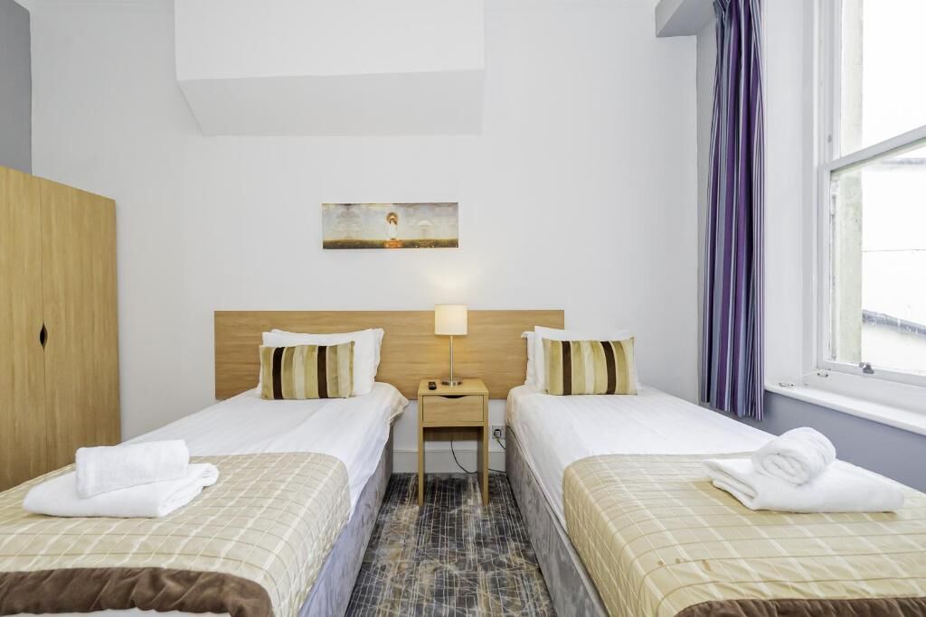 Standard Twin Room | Meja, seterika/papan seterika, cadar katil 