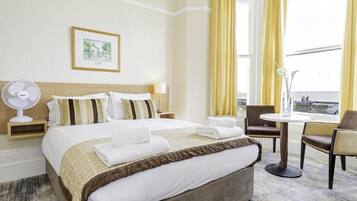 Double room with sea view | Desk, iron/ironing board, bed sheets
