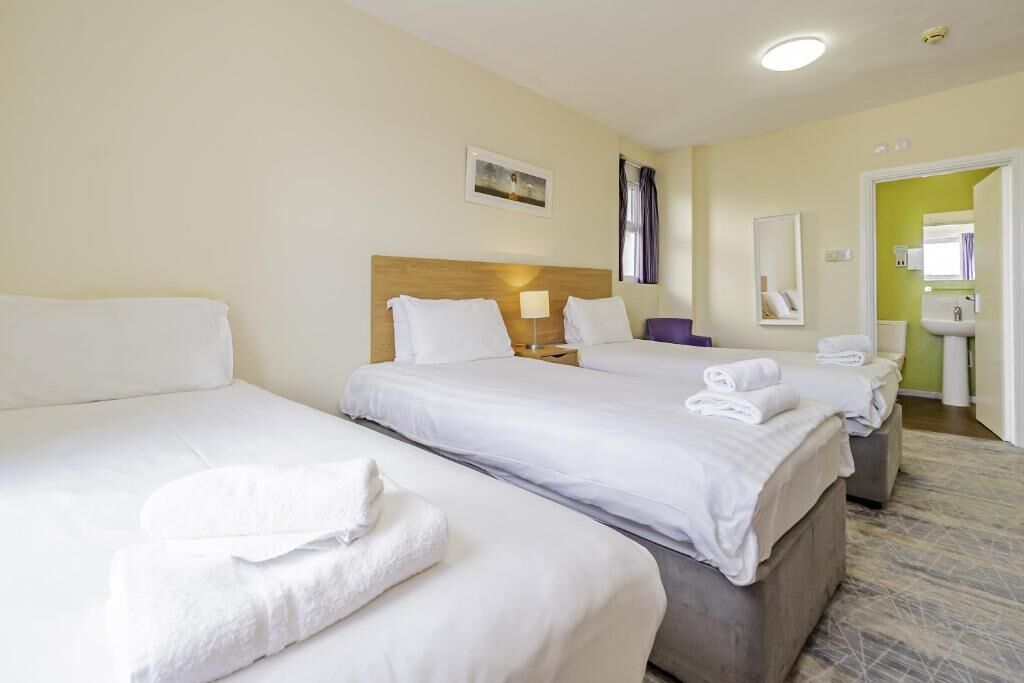 Standard Triple Room | Meja, seterika/papan seterika, cadar katil 