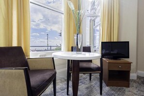 Habitación exclusiva, 1 cama matrimonial, vista al mar | Escritorio, tabla de planchar con plancha y ropa de cama 