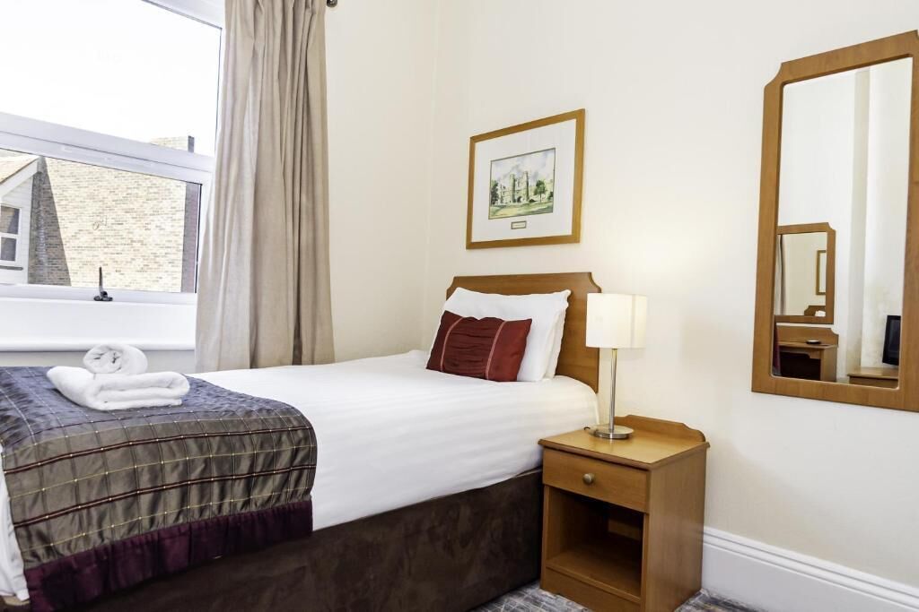 Meja, seterika/papan seterika, cadar katil 