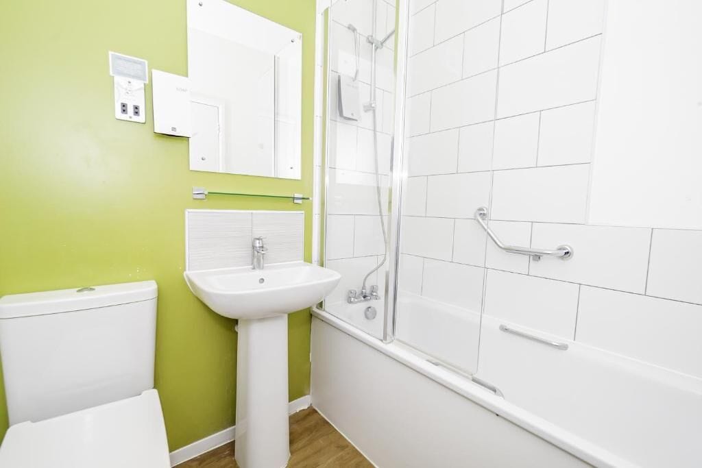 A bathroom with a toilet, sink, and bathtub.