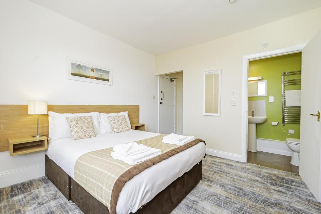 Standard Double Room | Meja, seterika/papan seterika, cadar katil 