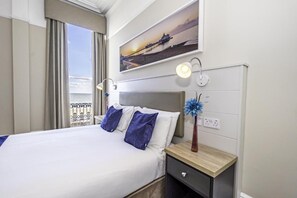 Habitación doble superior | Escritorio, tabla de planchar con plancha y ropa de cama 