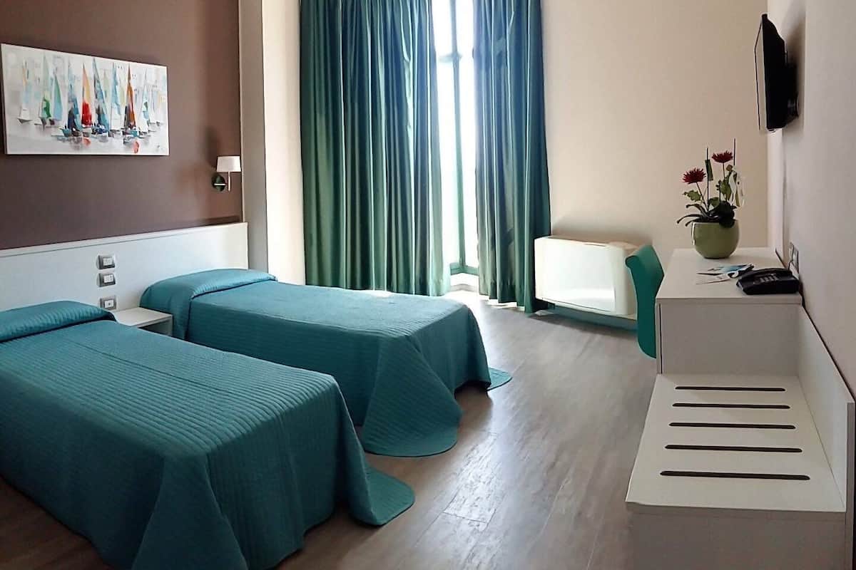 In-room safe, bed sheets