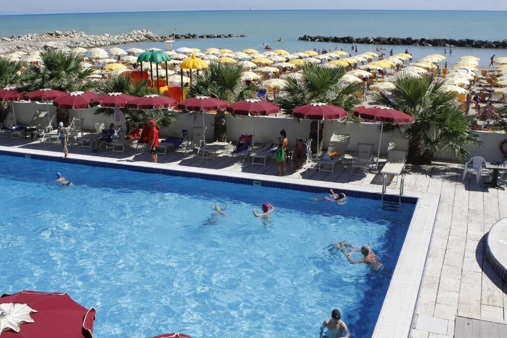 Una piscina al aire libre