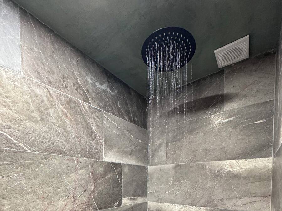 Ducha, artículos de tocador gratuitos, secador de pelo, toallas