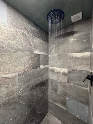 Suihku, ilmaiset hygieniatuotteet, hiustenkuivaaja, pyyhkeet