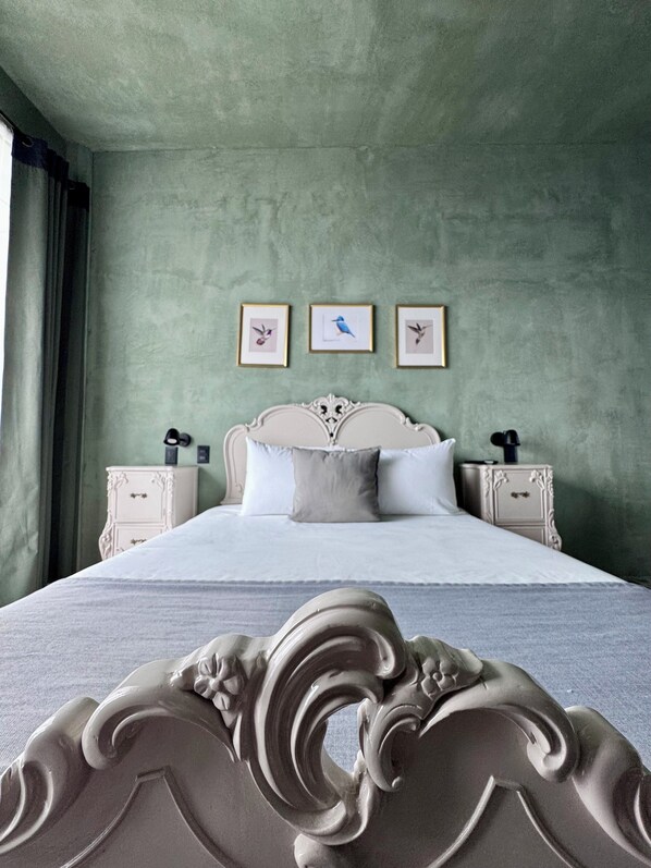 Perushuone | Tallelokero huoneessa, yksilöllisesti sisustettu