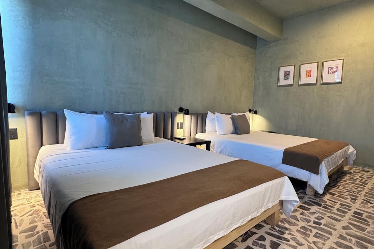 Eenvoudige vierpersoonskamer | Een kluis op de kamer, individueel gedecoreerd, individueel gemeubileerd