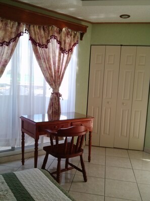 Perhesviitti, 2 keskisuurta parisänkyä | Työpöytä, silitysrauta/-lauta, ilmainen Wi-Fi