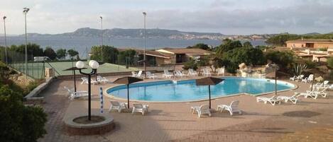 Outdoor pool, sun loungers