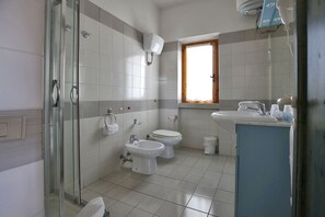 Dusche, Regendusche, Bidet, Handtücher