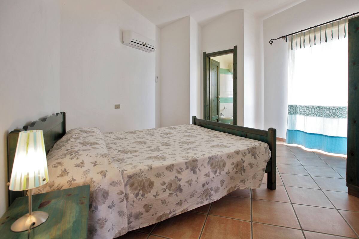 1 bedroom, cots/infant beds, bed sheets