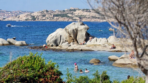A coastal area with rocky formations and clear blue water. - Club Esse Residence Capo D'orso (Palau)