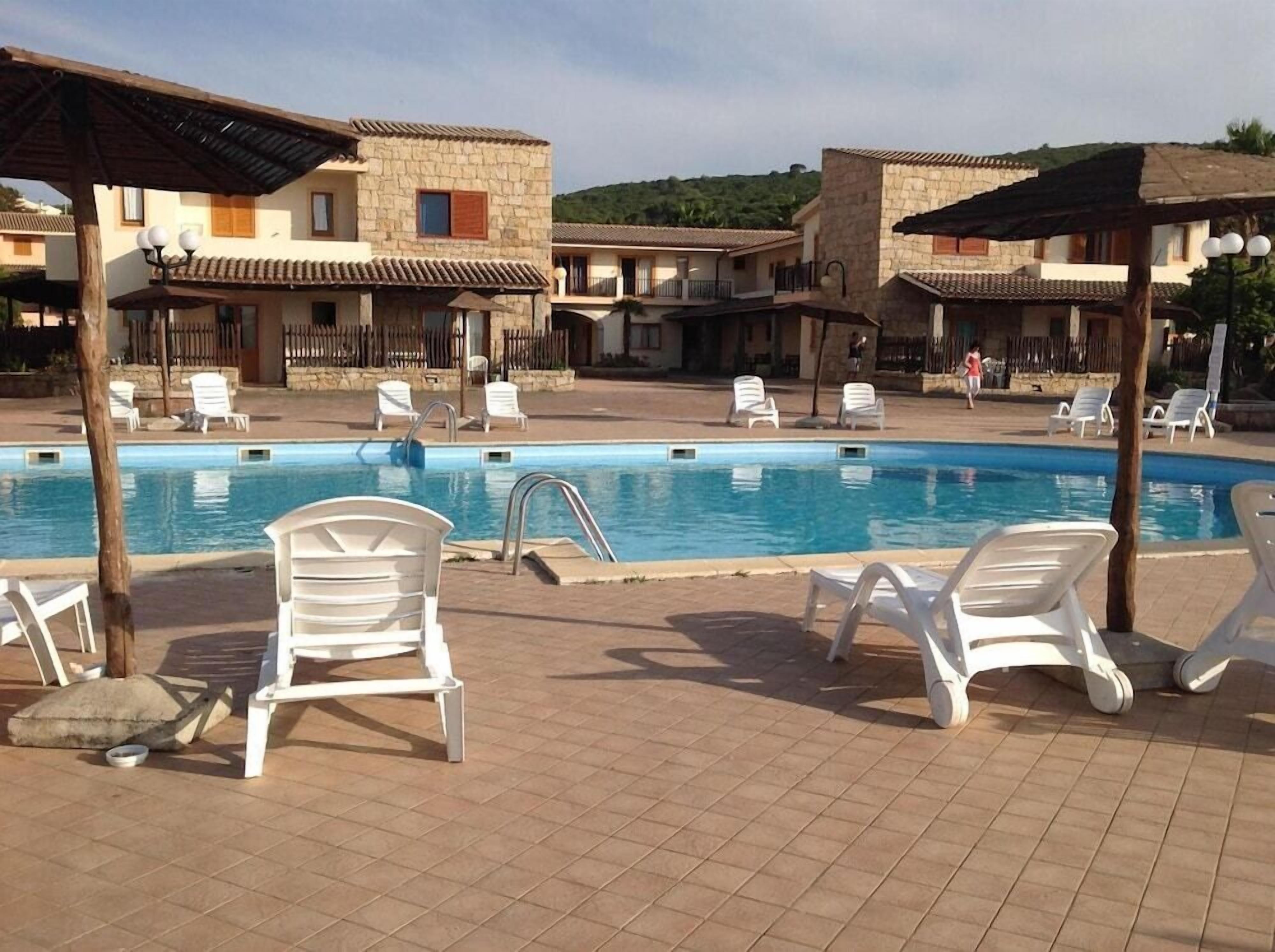 Piscina all'aperto, lettini