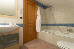 Apartment, 1 Bedroom | Bathroom | Free toiletries, hair dryer, bathrobes, bidet