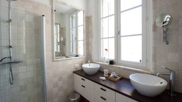 Shower, hair dryer, towels