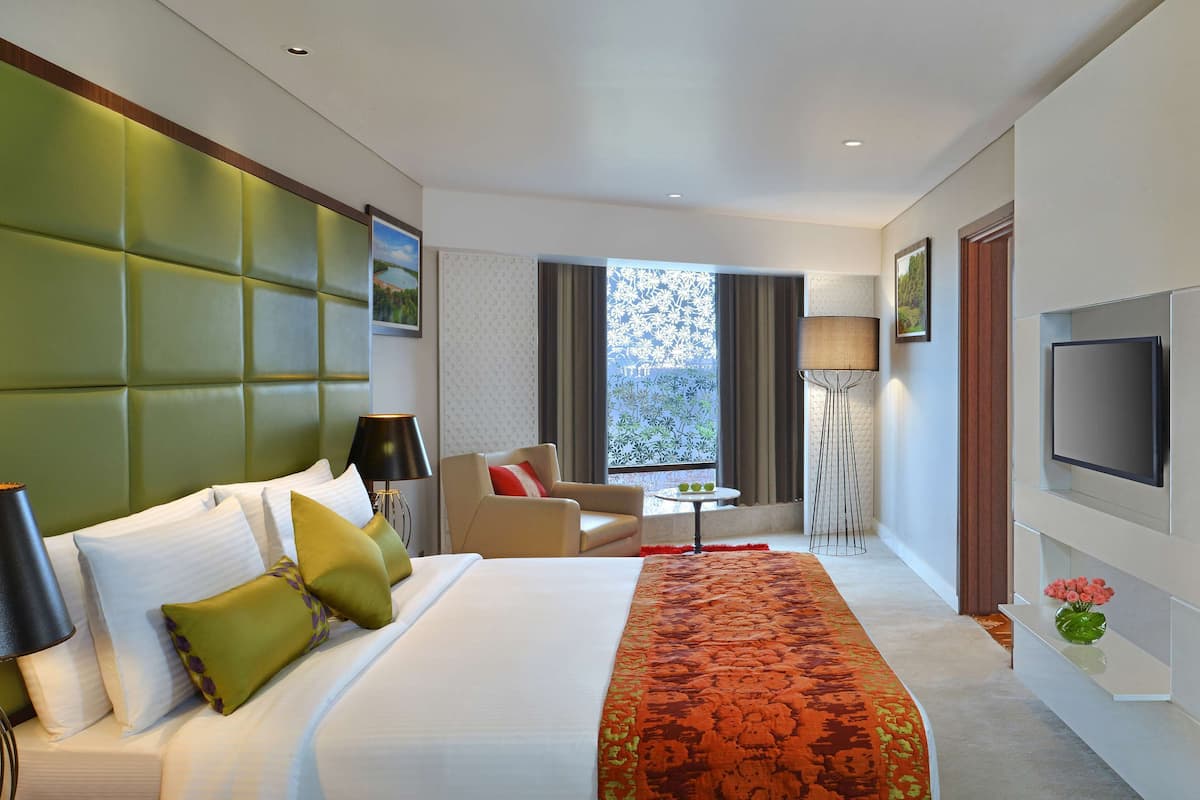 suite | minibar, in-room safe, desk, blackout curtains