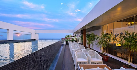 Una piscina al aire libre, sillones reclinables de piscina